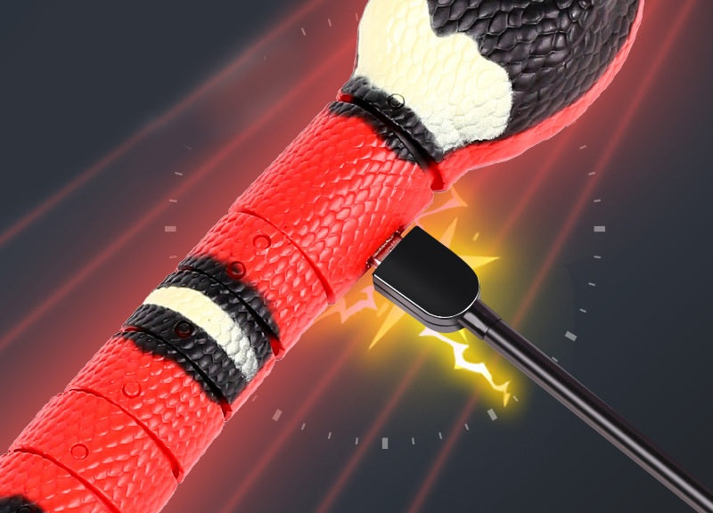 Détail du serpent électronique pour chat en charge, le câble branché sur le corps articulé