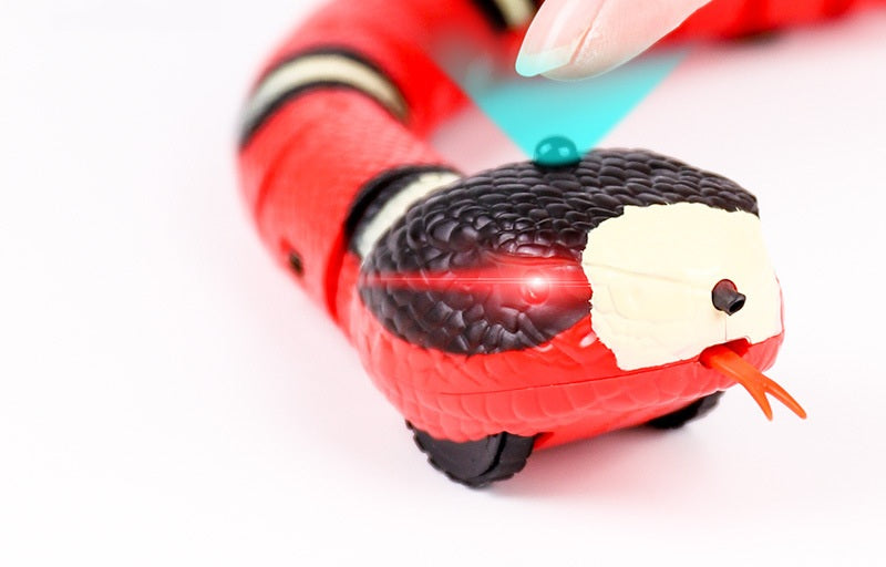 Serpent électronique pour chat faisant demi-tour devant une plinthe grâce à son capteur d'obstacle