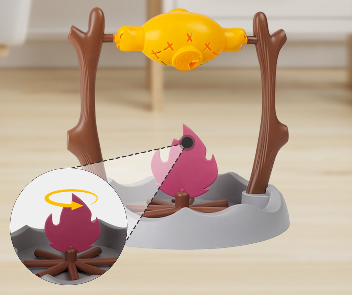 Chat tigré actionnant de la patte le jouet distributeur de friandises pour chat posé devant une commode