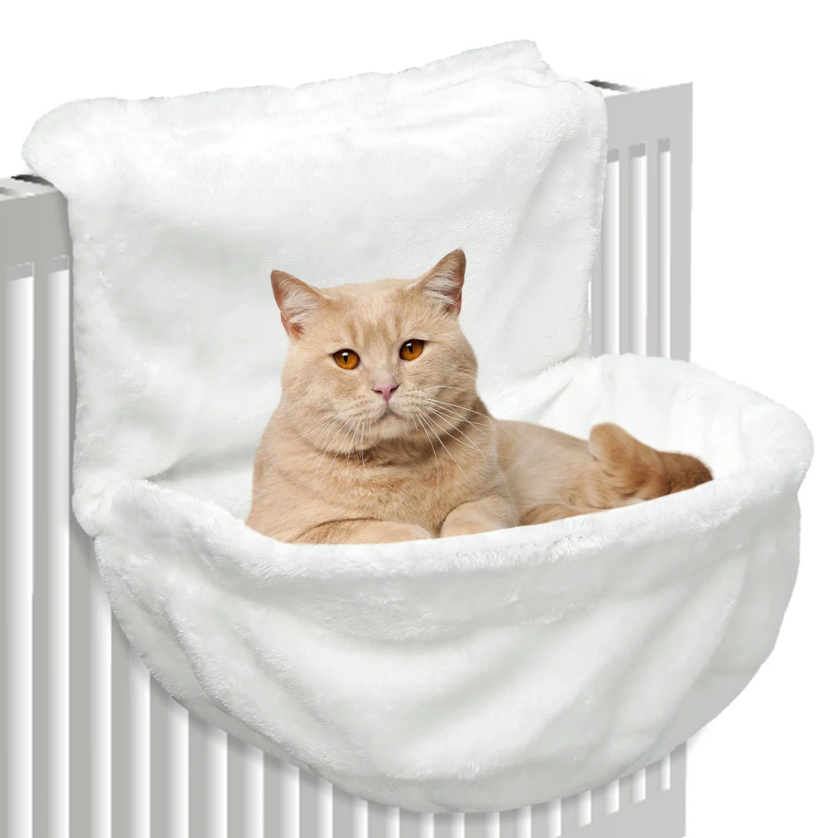 Berceau de radiateur pour chat en peluche blanche accroche sur un radiateur, chat roux couche dans la cuve