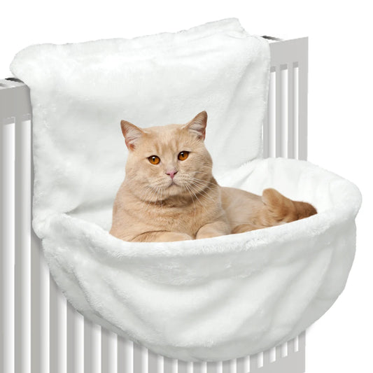 Berceau de radiateur pour chat en peluche blanche accroche sur un radiateur, chat roux couche dans la cuve