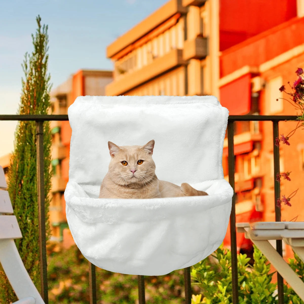 Berceau de radiateur pour chat pose sur un garde-corps de balcon, cuve profonde en peluche blanche