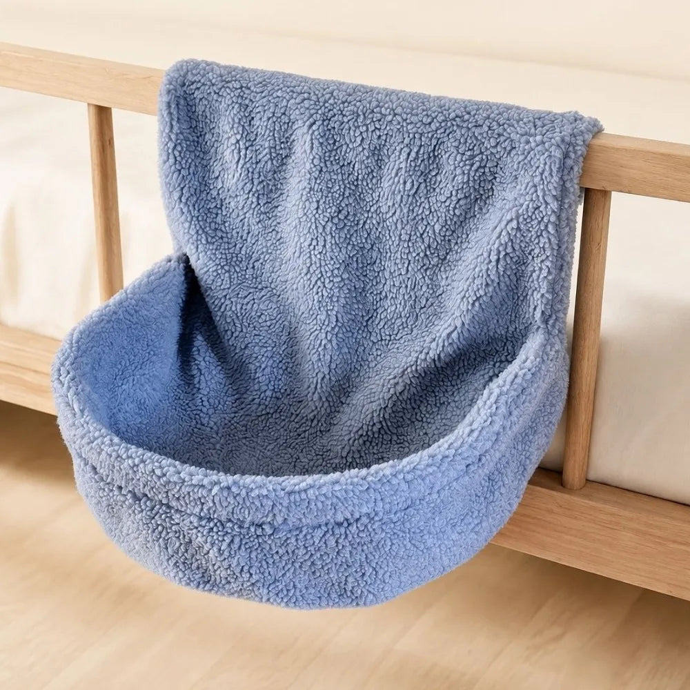 Hamac de radiateur pour chat en peluche, coloris bleu bouclette, nid souple suspendu sur une traverse en bois clair