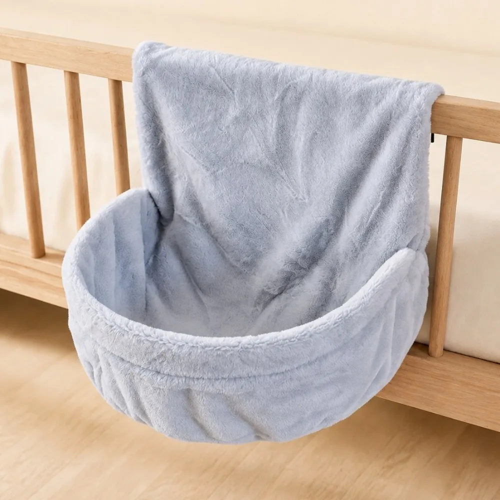 Hamac de radiateur pour chat en peluche, coloris gris peluche, nid souple suspendu sur une traverse en bois clair