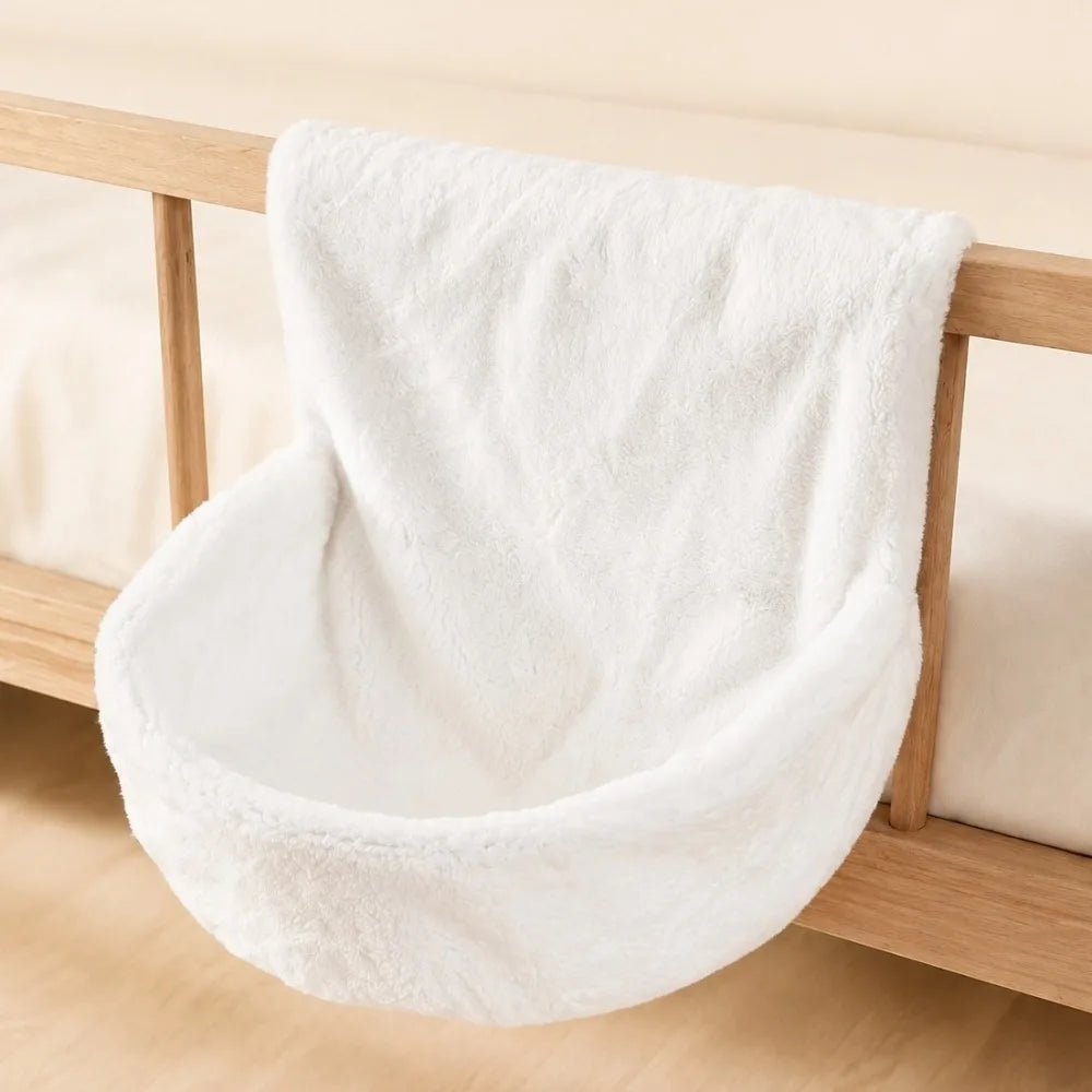 Hamac de radiateur pour chat en peluche, coloris blanc peluche, nid souple suspendu sur une traverse en bois clair