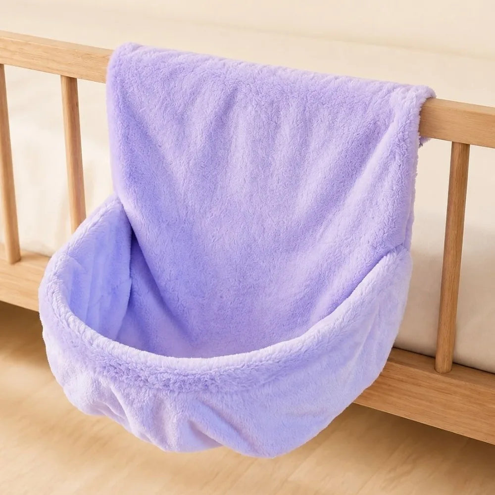 Hamac de radiateur pour chat en peluche, coloris violet bouclette, nid souple suspendu sur une traverse en bois clair