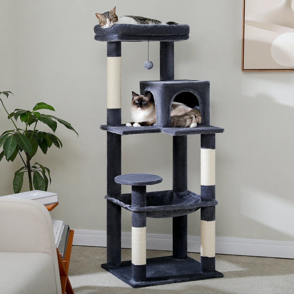 Arbre à chat 5 niveaux gris foncé posé dans un salon, plateformes étagées et perchoir supérieur