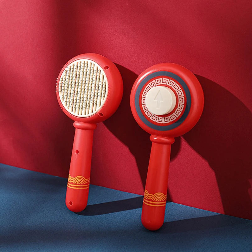 Brosse à picots pour chat coloris rouge, deux exemplaires vus de face et de dos
