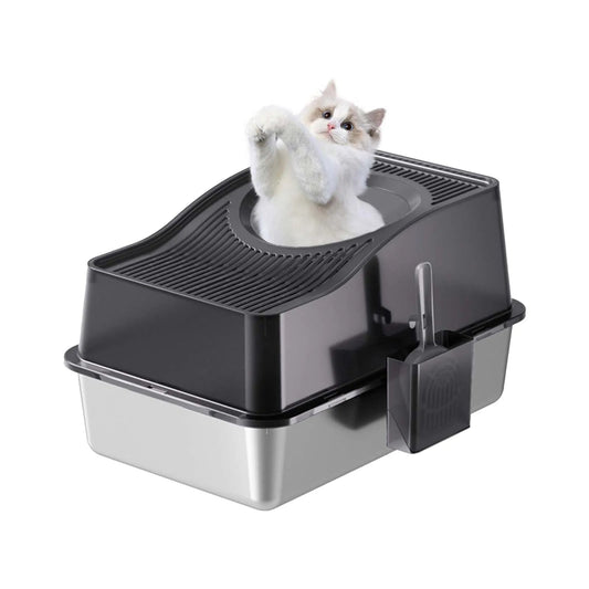 Bac à litière chat XXL en inox à entrée par le dessus, couvercle nervuré et porte-pelle clipsé, un chat sortant par le dessus