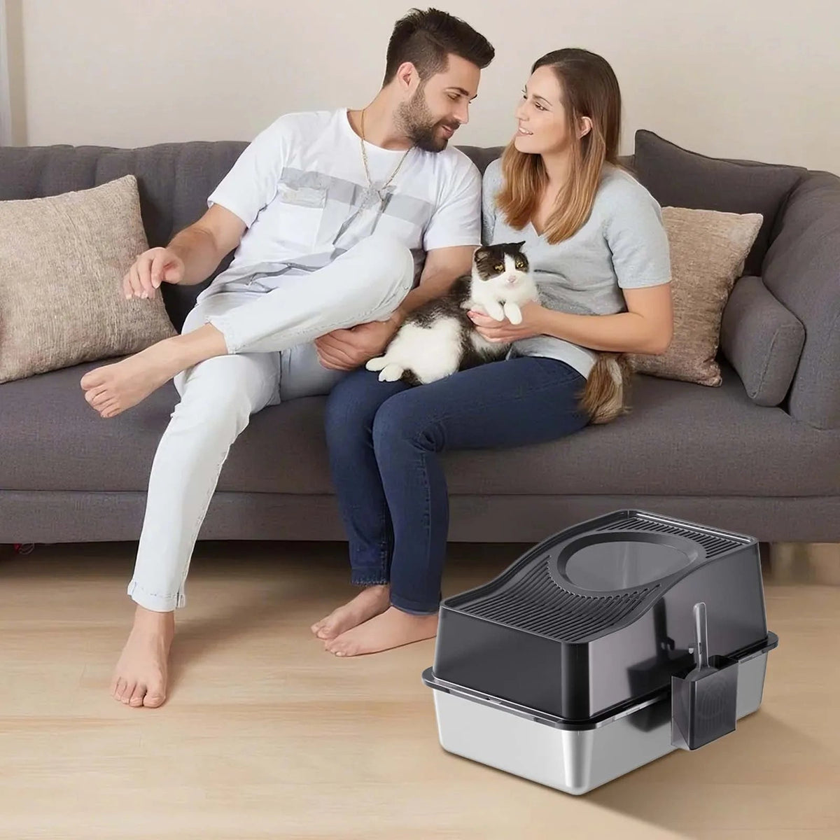 Bac à litière chat XXL posé au pied d'un canapé, cuve inox et couvercle gris anthracite