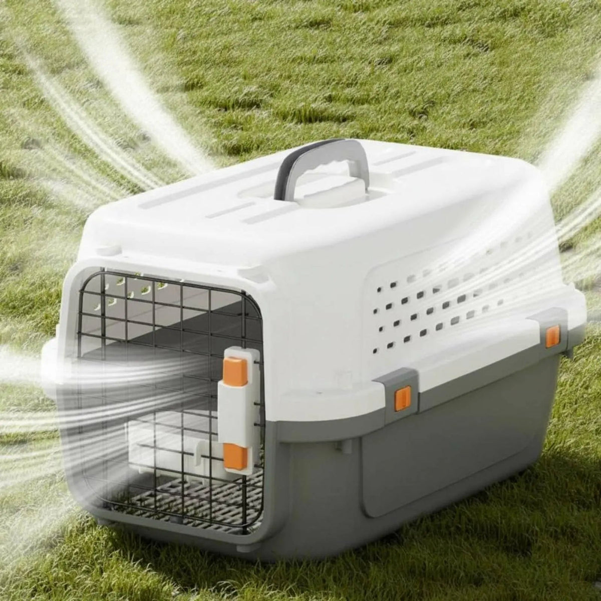 Cage de transport chat grise de trois quarts, clips orange sur la jointure des deux coques