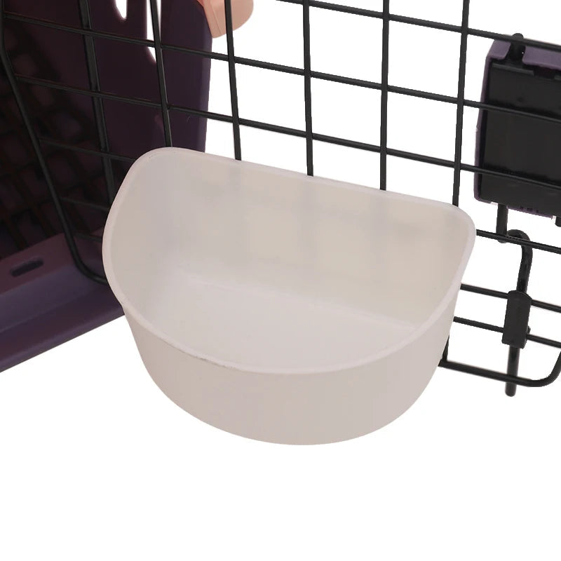 Gamelle blanche demi-lune clipsée sur la porte grille de la caisse de transport pour chat