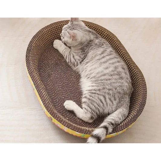 Corbeille griffoir en carton pour chat vue de dessus, un chat tigré couché dans la cuvette ovale