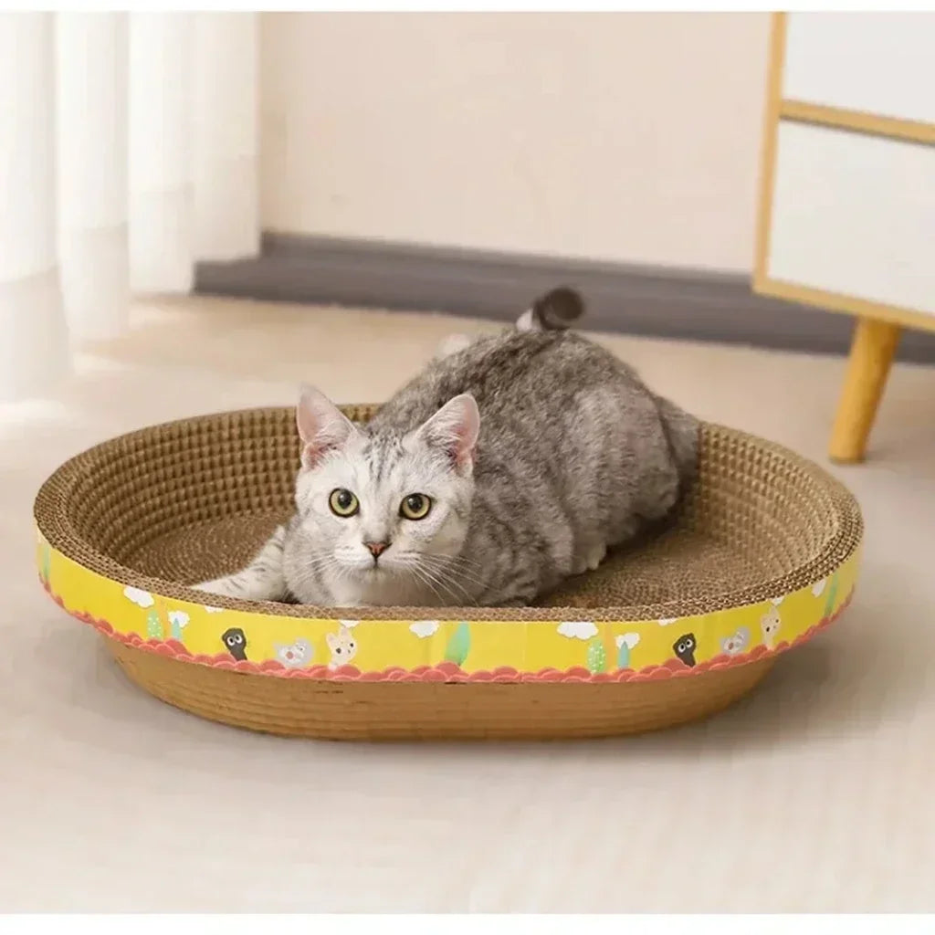 Corbeille griffoir en carton pour chat posée au sol d'un salon, un chat tigré installé dedans