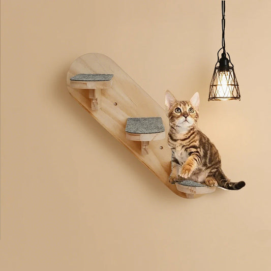 Étagère murale en bois de pin à trois marches feutrées, chat tigré assis sur la marche basse — étagère murale chat