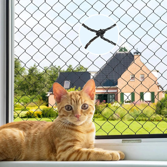 Filet noir tendu devant une fenêtre ouverte, chat roux couché sur l'appui, détail d'un nœud de maille — filet balcon chat