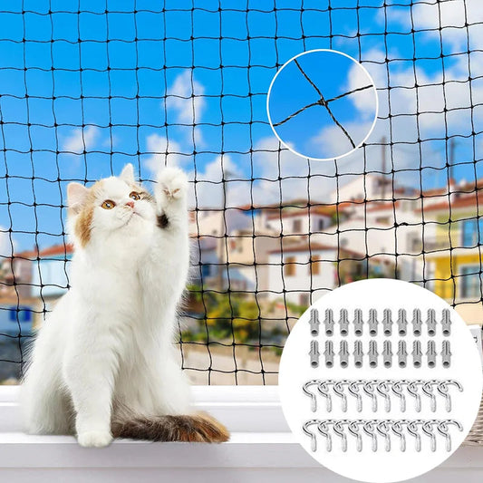 Filet noir tendu devant une fenêtre, chat blanc et roux dressé contre la maille, crochets et chevilles — filet balcon chat