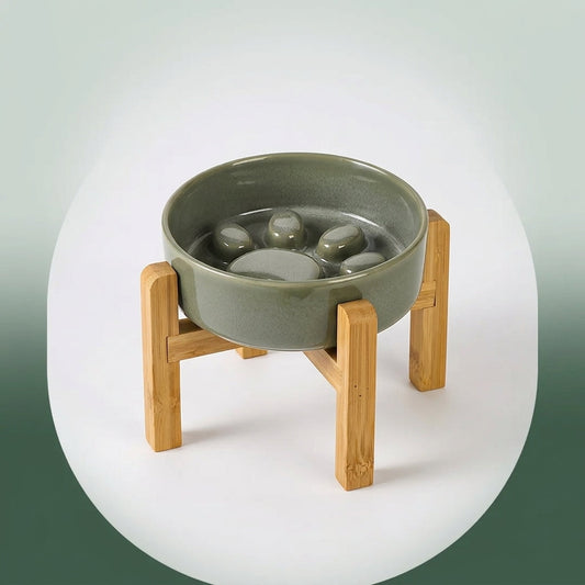 Gamelle anti glouton chat grise en céramique posée sur son support à quatre pieds en bois