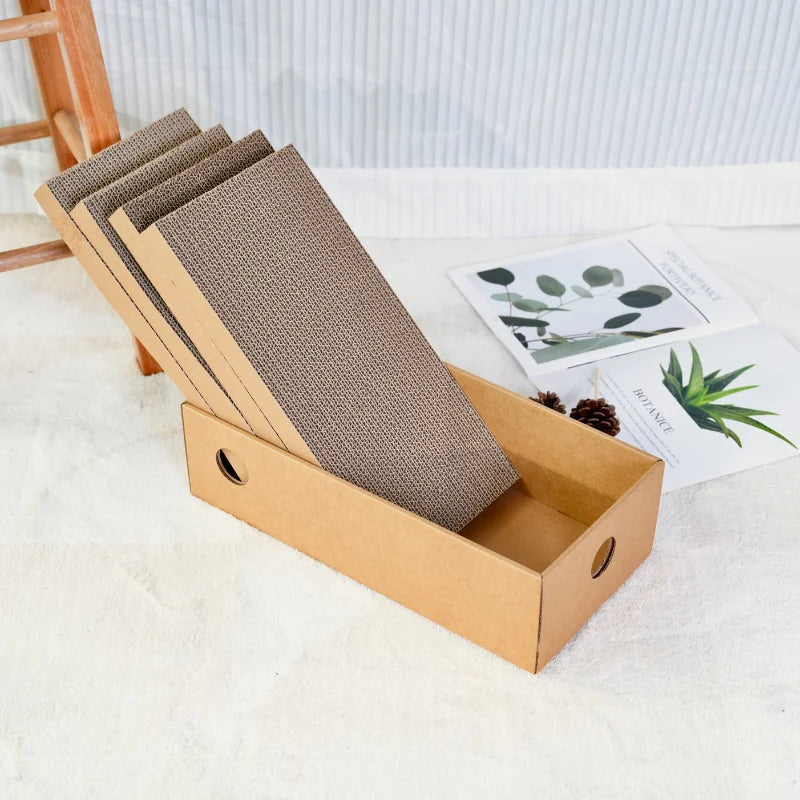 Les quatre plaques ondulées du griffoir chat carton rechargeable sorties de leur caisson