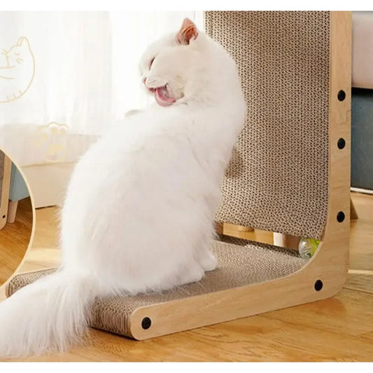 Griffoir chat design en L, chat blanc assis sur le plateau bas devant le panneau vertical en carton