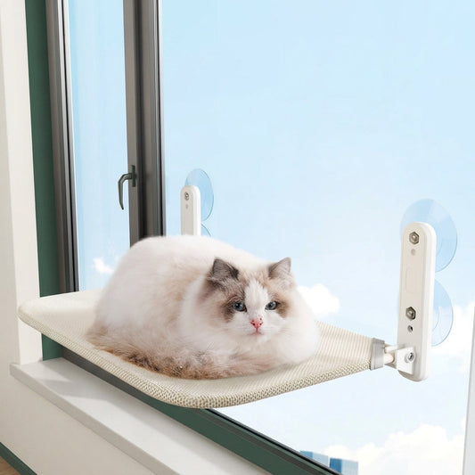 Chat blanc et gris couché sur le hamac de fenêtre pour chat rabattable, fixé à la vitre