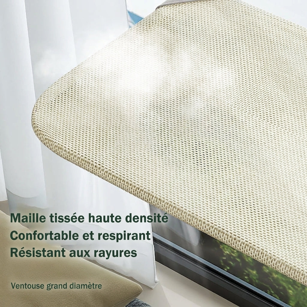 Gros plan de la maille tissée beige du hamac de fenêtre pour chat, tissage serré