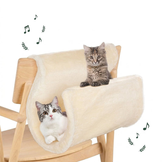 Deux chatons installés sur le hamac chat radiateur en L drapé sur un dossier de chaise