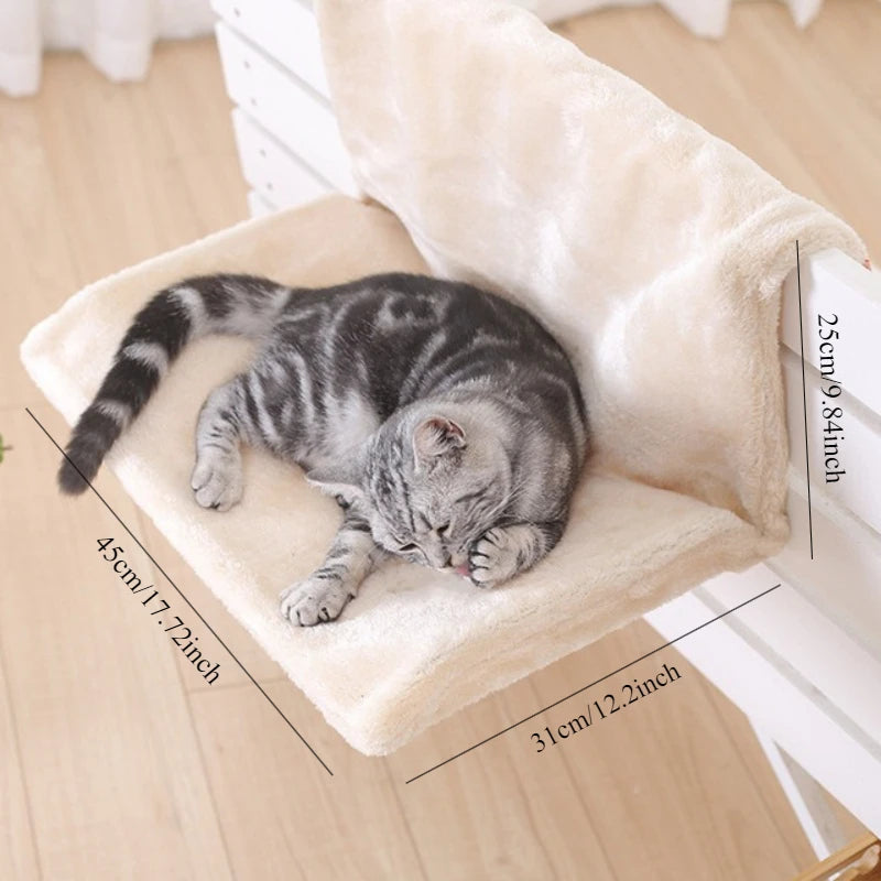Chat tigré endormi sur le hamac chat radiateur en L crème, cotes 45 × 31 × 25 cm indiquées