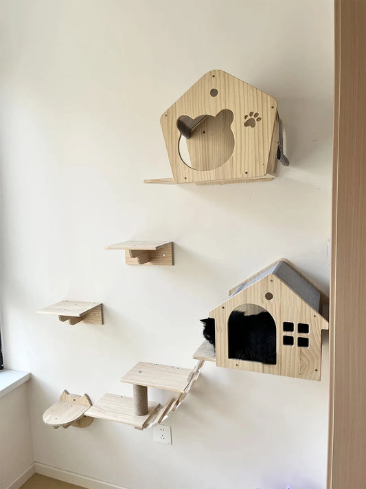 Maisonnettes murales en bois fixées au mur avec marches et passerelle, chat noir installé à — maisonnette murale pour chat