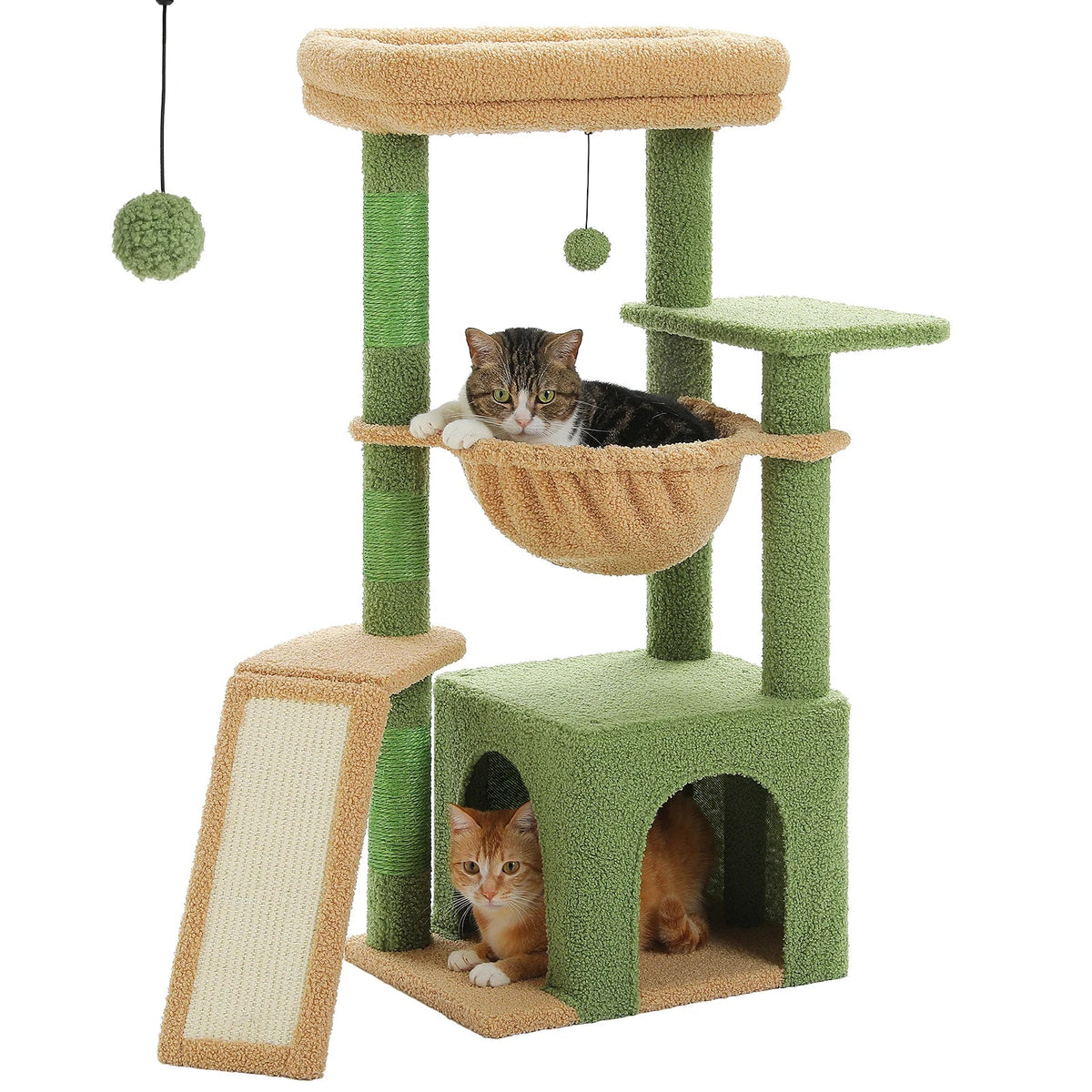 Arbre à chat en bois vert et beige, hamac suspendu, niche fermée et rampe en sisal, deux chats installés