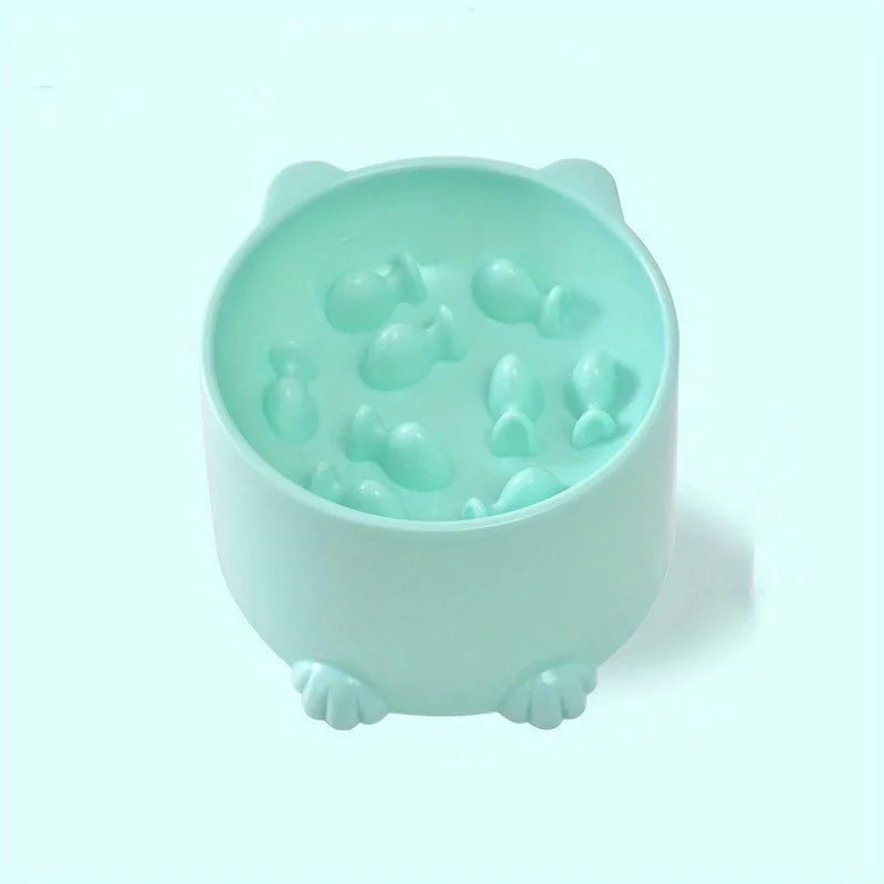 Petite gamelle vert d'eau en forme de chat, poissons en relief visibles au fond du bol — gamelle anti glouton chat