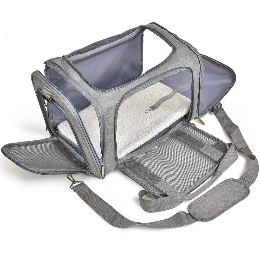 Sac de transport souple gris ouvert, panneaux latéraux dépliés et tapis polaire blanc à l'intérieur — sac de transport chat